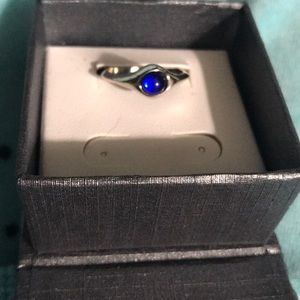 NWOT. SILVER BAND w BRILLIANT SAPPHIRE-LIKE STONE